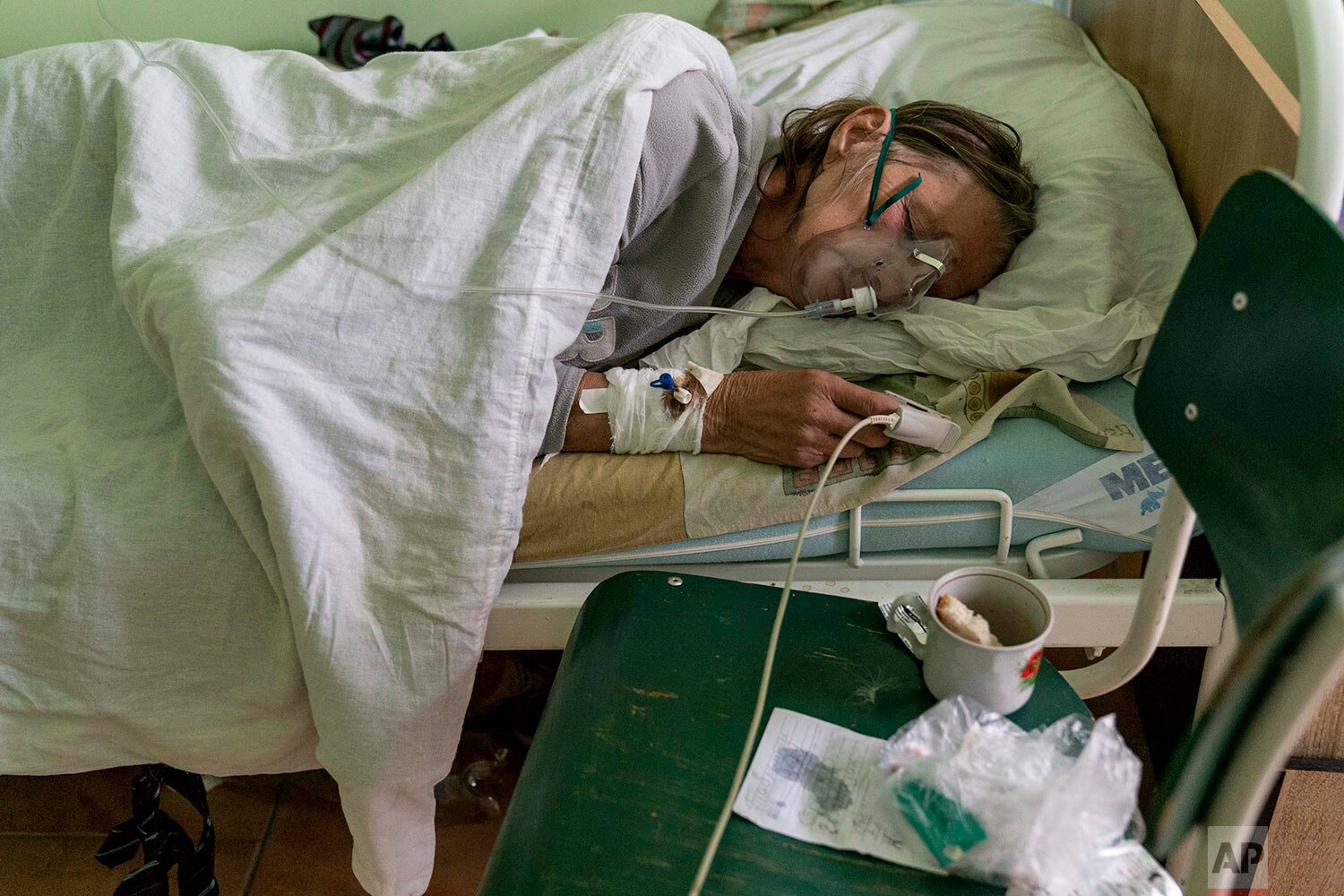  A patient with coronavirus breathes wearing an oxygen mask in an intensive care unit at the hospital in Stryi, western Ukraine, on Tuesday Sep. 29 2020.  (AP Photo/Evgeniy Maloletka) 