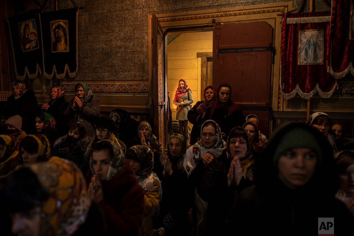  Parishioners attend the Orthodox Christmas Mass in the Holy Trinity church in Iltsi village, Ivano-Frankivsk region of Western Ukraine, Thursday, Jan. 7, 2021. (AP Photo/Evgeniy Maloletka) 