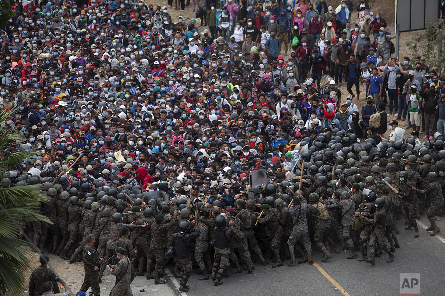  Honduran migrants try to push past Guatemalan soldiers in Vado Hondo, Guatemala, Jan. 17, 2021. (AP Photo/Sandra Sebastian) 