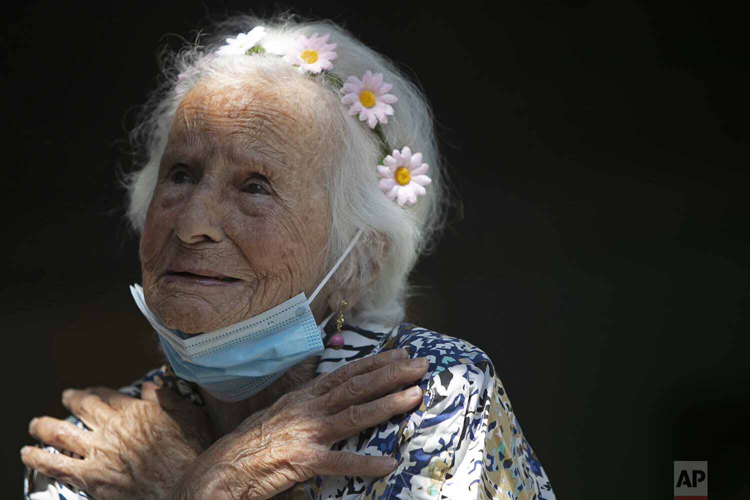  Zelia de Carvalho Morley, a 106-year-old who lived through the 1918 flu pandemic, gestures before getting a shot of China's Sinovac CoronaVac vaccine COVID-19 at the retirement home where she lives in Rio de Janeiro, Brazil, Jan. 20, 2021. (AP Photo