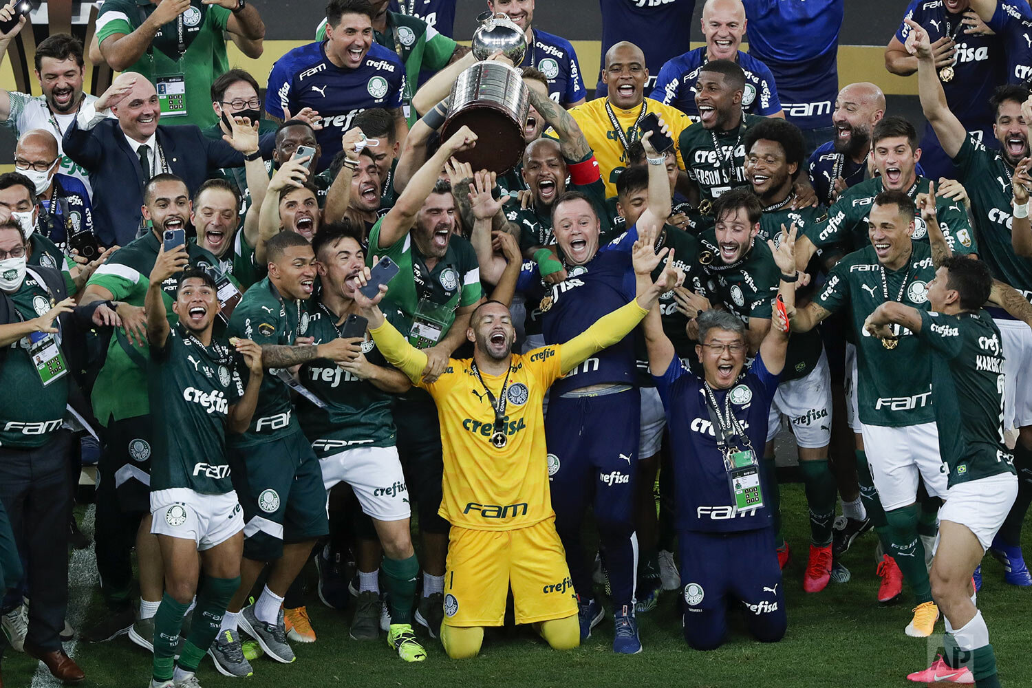  Brazil's Palmeiras celebrate their 1-0 victory over Brazil's Santos to clench the Copa Libertadores title at Maracana stadium in Rio de Janeiro, Brazil, Jan. 30, 2021. (AP Photo/Silvia Izquierdo) 