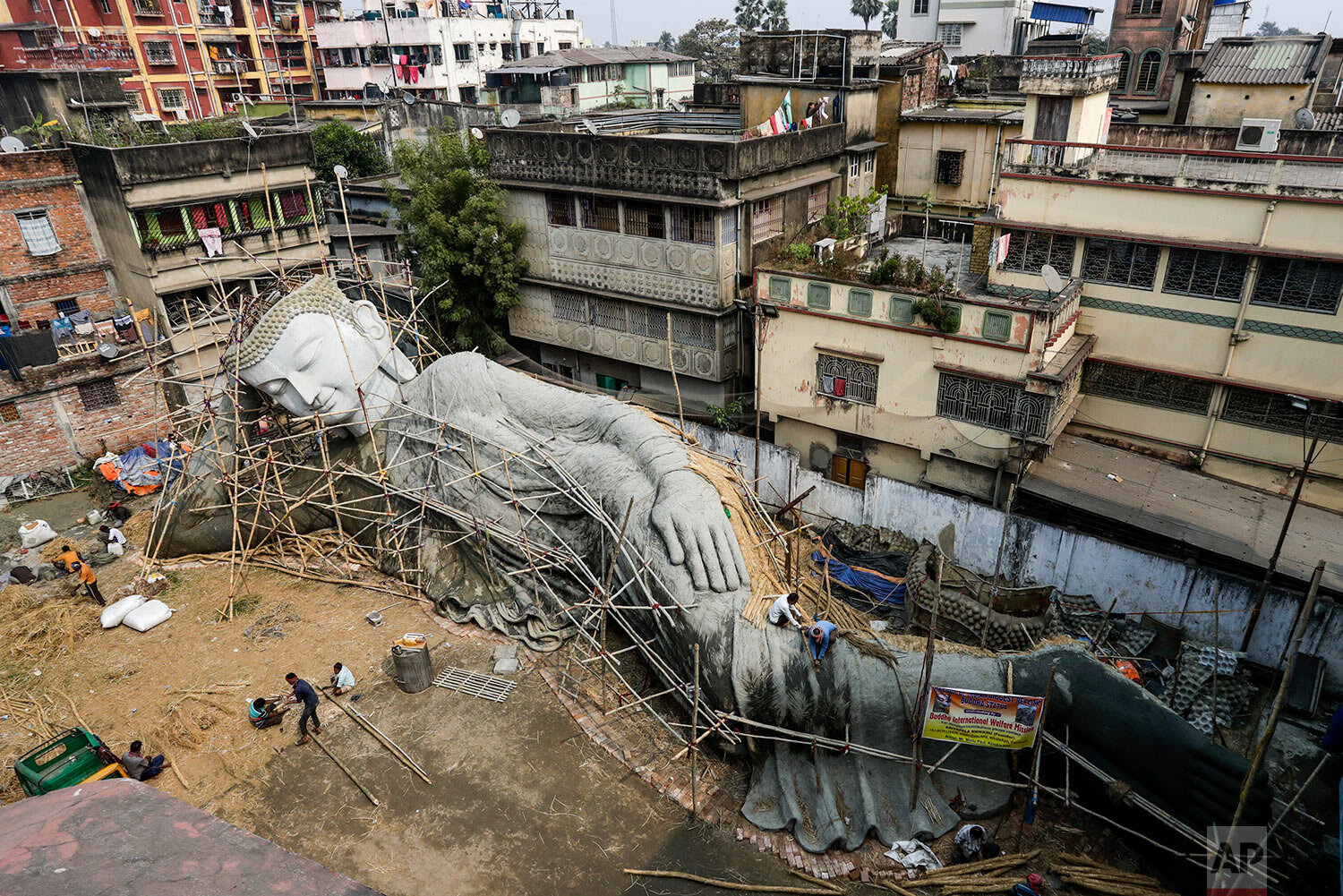  Artisans work on a hundred feet reclining Buddha statue in Kolkata, India, Saturday, Jan. 30, 2021.  (AP Photo/Bikas Das) 