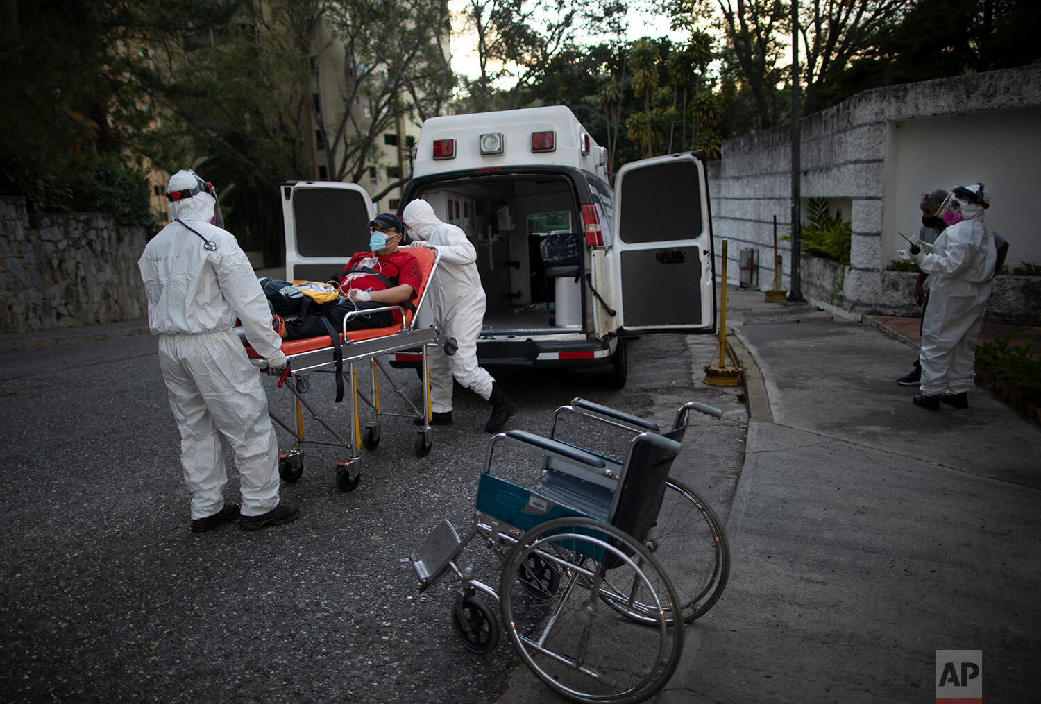  Angels of the Road volunteer paramedics transfer a person suspected of having COVID-19 into their one ambulance, in Caracas, Venezuela, Thursday, Feb. 11, 2021. (AP Photo/Ariana Cubillos) 