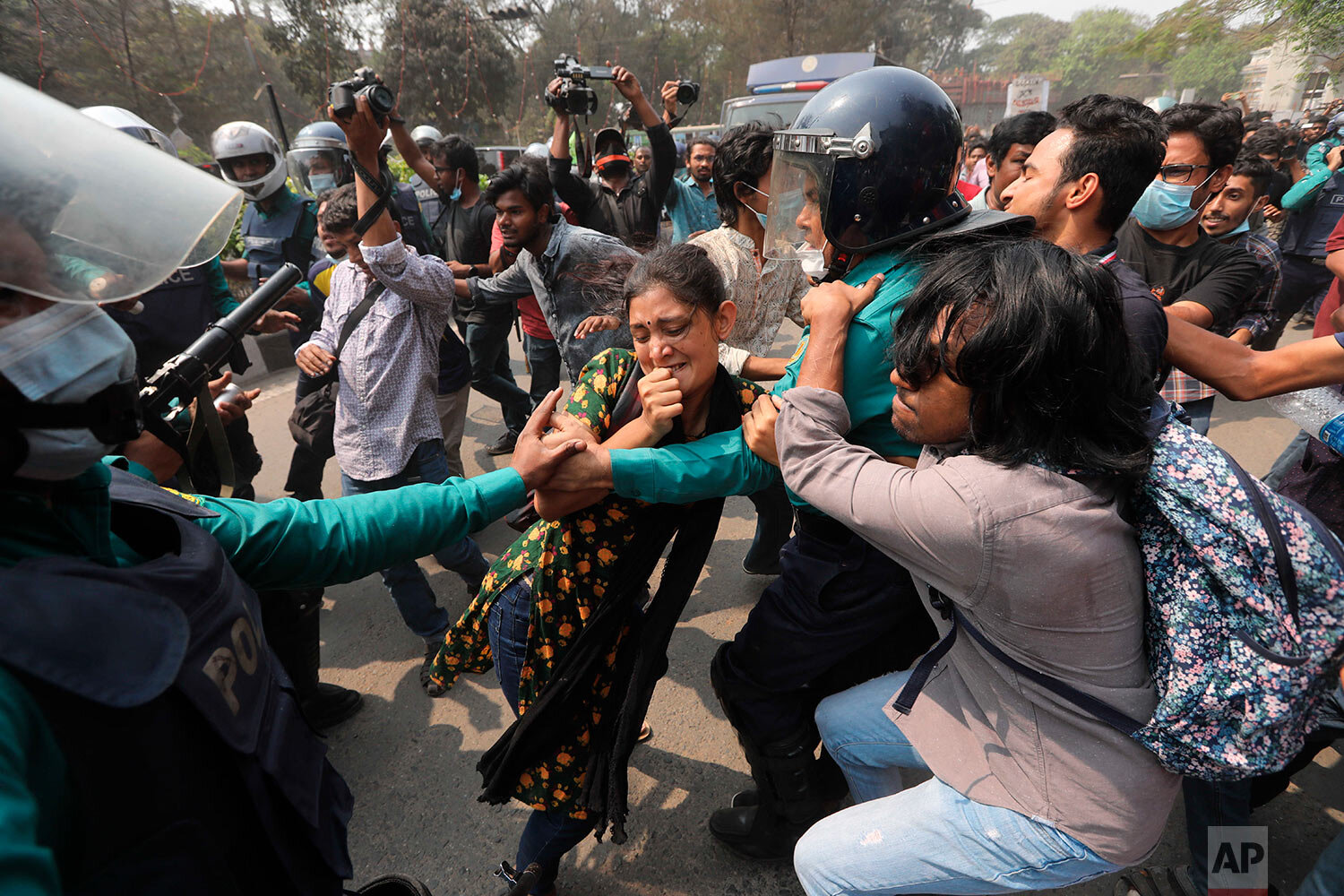  Bangladeshi students clash with police during a protest in Dhaka, Bangladesh, Monday, March 1, 2021. (AP Photo/Mahmud Hossain Opu) 
