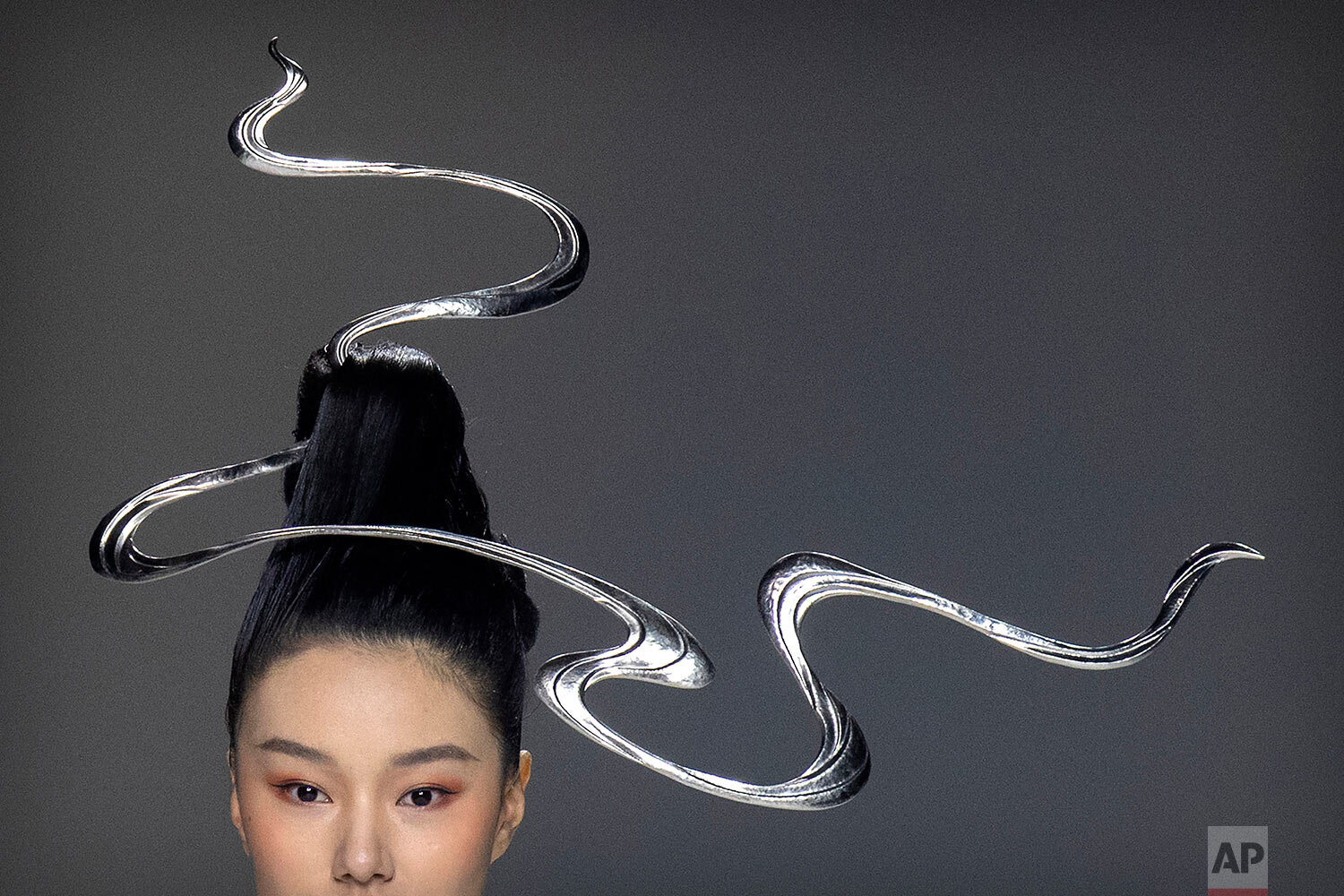  A model presents a creation inspired by traditional Chinese clothing from fashion brand Chuyan during China Fashion Week in Beijing, Saturday, March 27, 2021. (AP Photo/Mark Schiefelbein) 