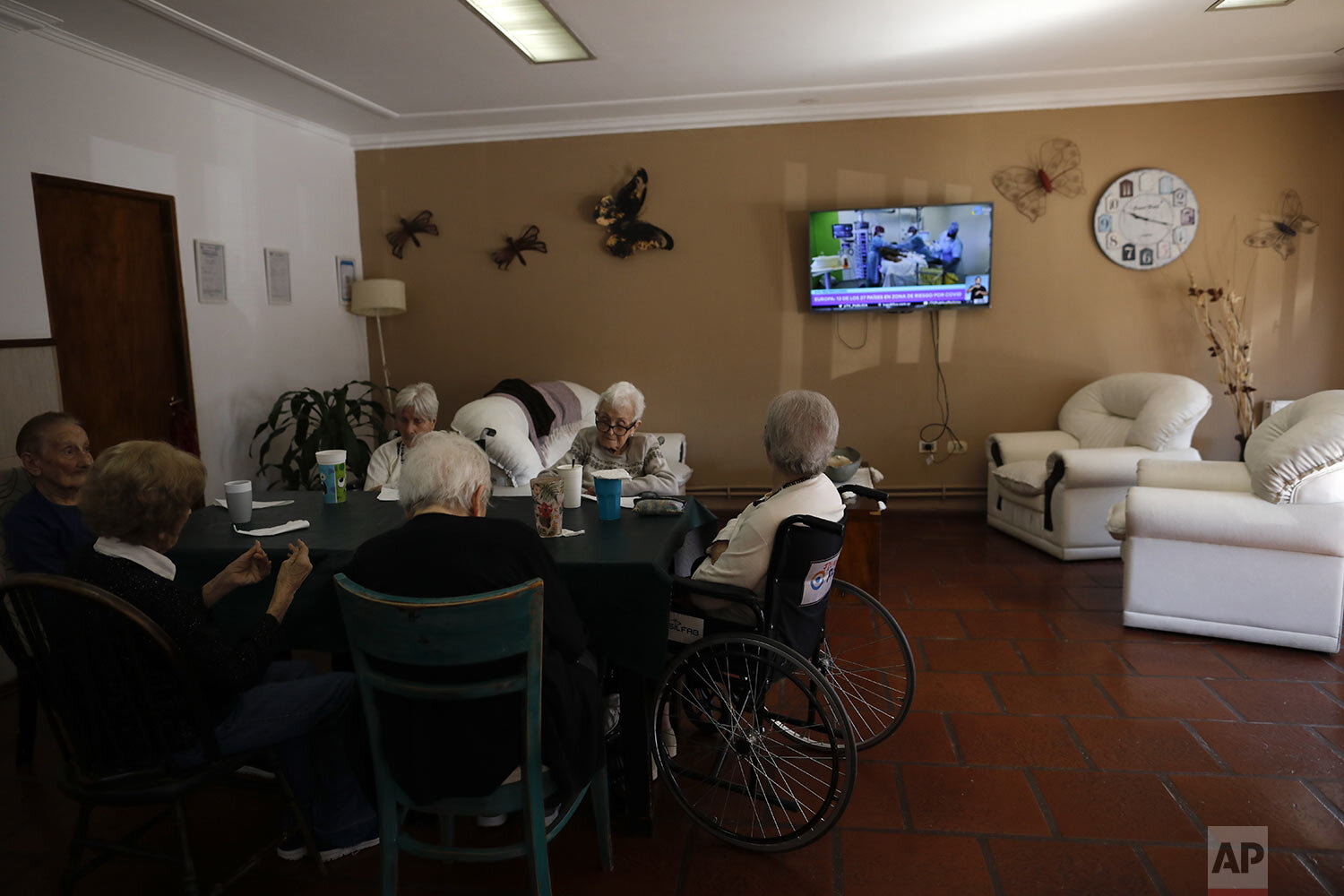  Women sit together at the Reminiscencias residence for the elderly in Tandil, Argentina, Monday, April 5, 2021. (AP Photo/Natacha Pisarenko) 