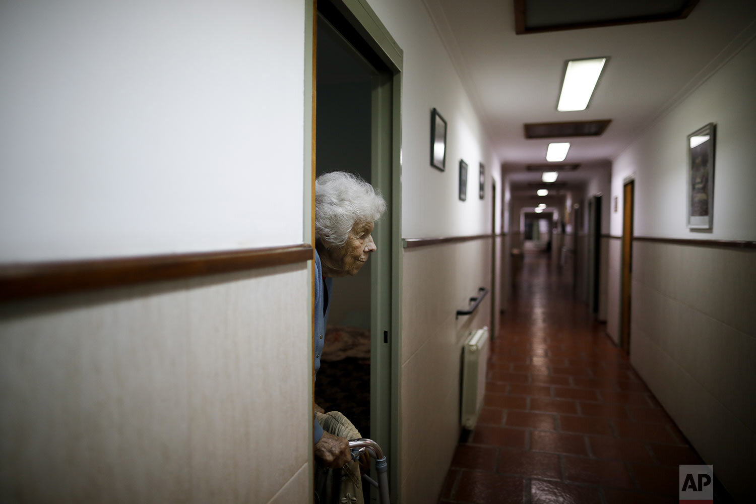  Delia Solbach heads to bed at the Reminiscencias residence in Tandil, Argentina, Sunday, April 4, 2021. (AP Photo/Natacha Pisarenko) 