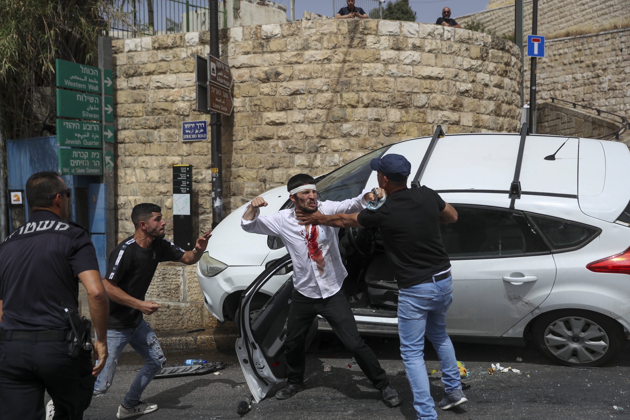  A Jewish driver, center, scuffles with Palestinians after he was attacked by Palestinian protesters near Jerusalem's Old City. Monday, May 10, 2021. Israeli police clashed with Palestinian protesters at a flashpoint Jerusalem holy site on Monday. (A