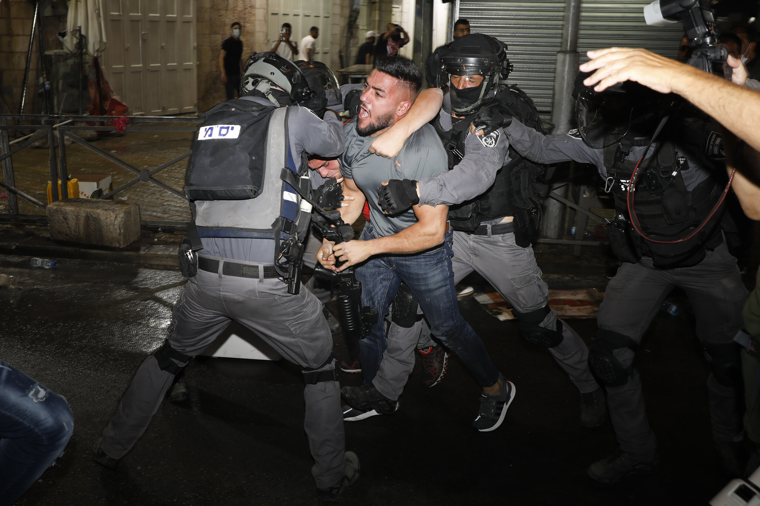  Israeli police officers clash with Palestinian protesters near Damascus Gate just outside Jerusalem's Old City, Sunday, May 9, 2021. (AP Photo/Ariel Schalit) 