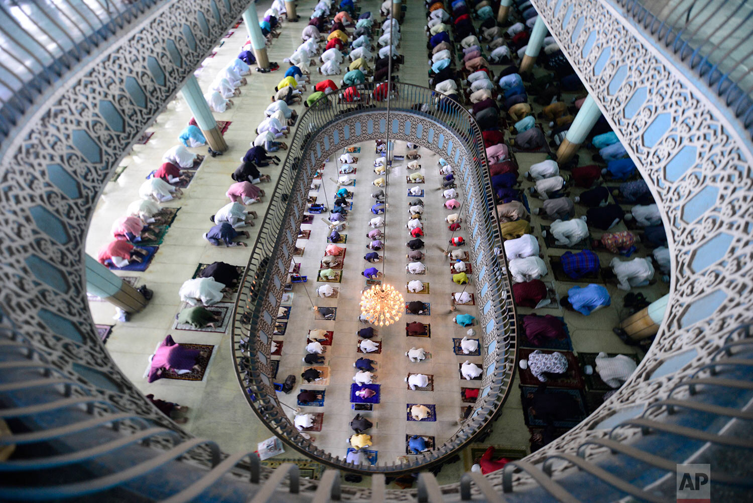  Bangladeshi Muslims offer Eid al-Fitr prayers inside the Baitul Mukarram Mosque in Dhaka, Bangladesh, Friday, May 14, 2021.  (AP Photo/Mahmud Hossain Opu) 