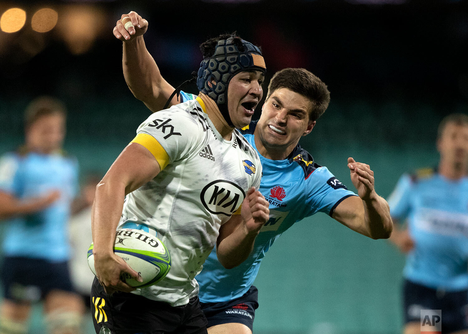  Hurricanes Brayden Iose runs in to score a try as Waratahs Jack Maddocks, right, attempts a tackle during the Super Rugby Transtasman game between the Waratahs and the Hurricanes at the Sydney Cricket Ground in Sydney, Australia, Friday, May 14, 202