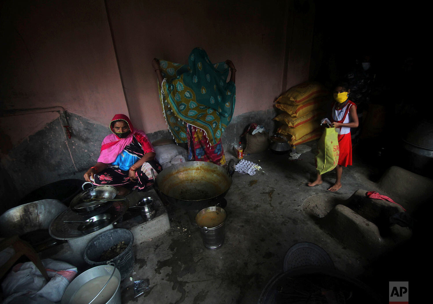  Village women who have taken refuge at a cyclone shelter prepare a meal in Balasore district in Odisha, India, Tuesday, May 25, 2021. (AP Photo) 