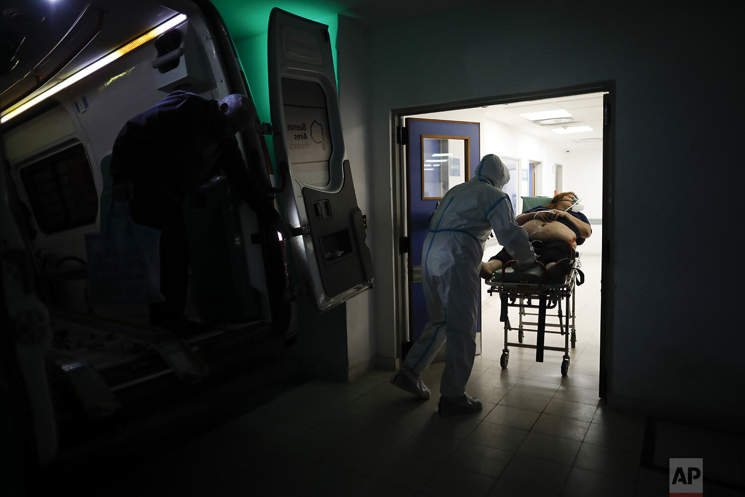  A woman suspected of having COVID-19 is pushed into Llavallol Dr. Norberto Raúl Piacentini Hospital in Lomas de Zamora, Argentina, May 1, 2021.  (AP Photo/Natacha Pisarenko) 