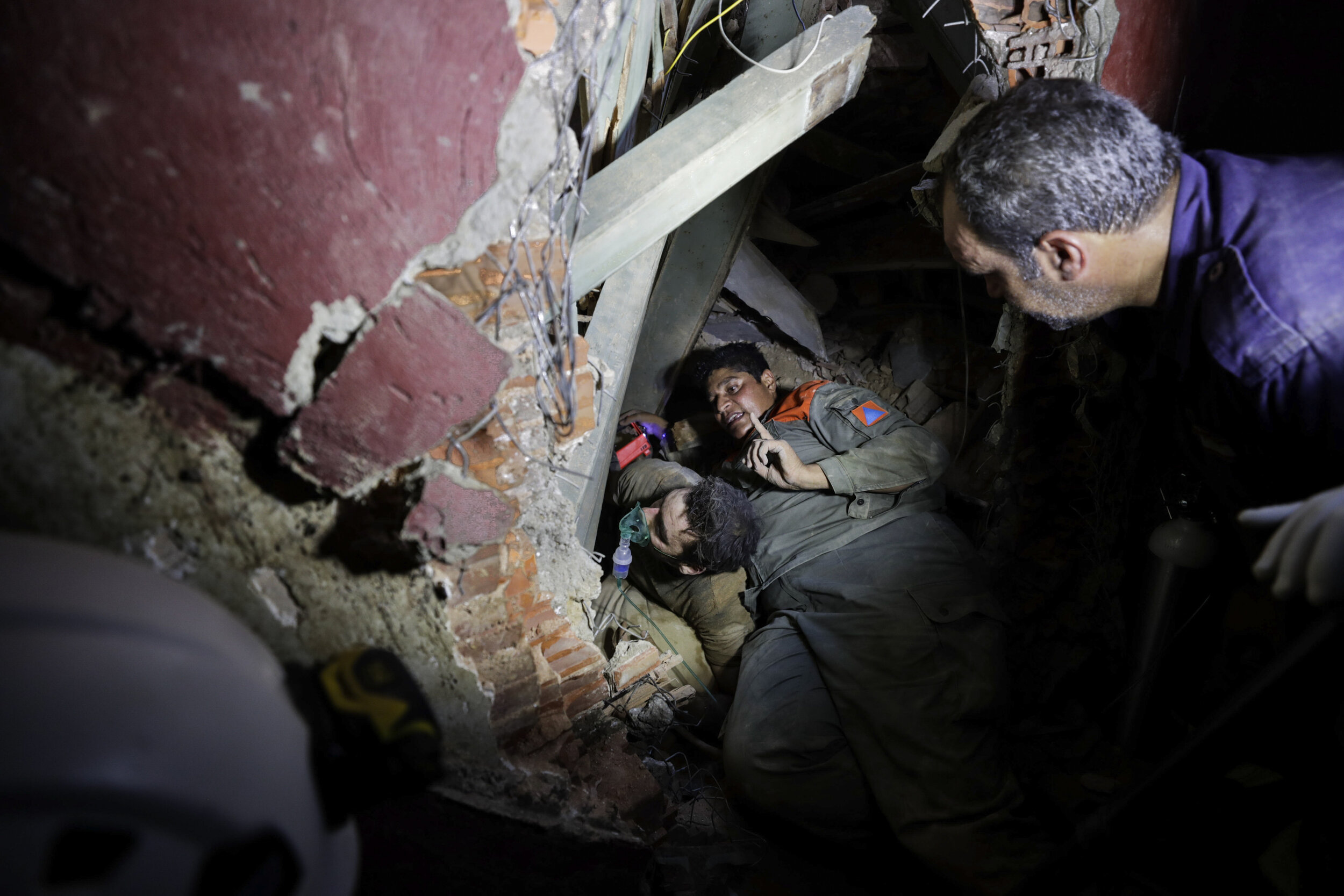  Lebanese soldiers search for survivors after a massive explosion in Beirut, Lebanon, Aug. 5, 2020. (AP Photo/Hassan Ammar) 