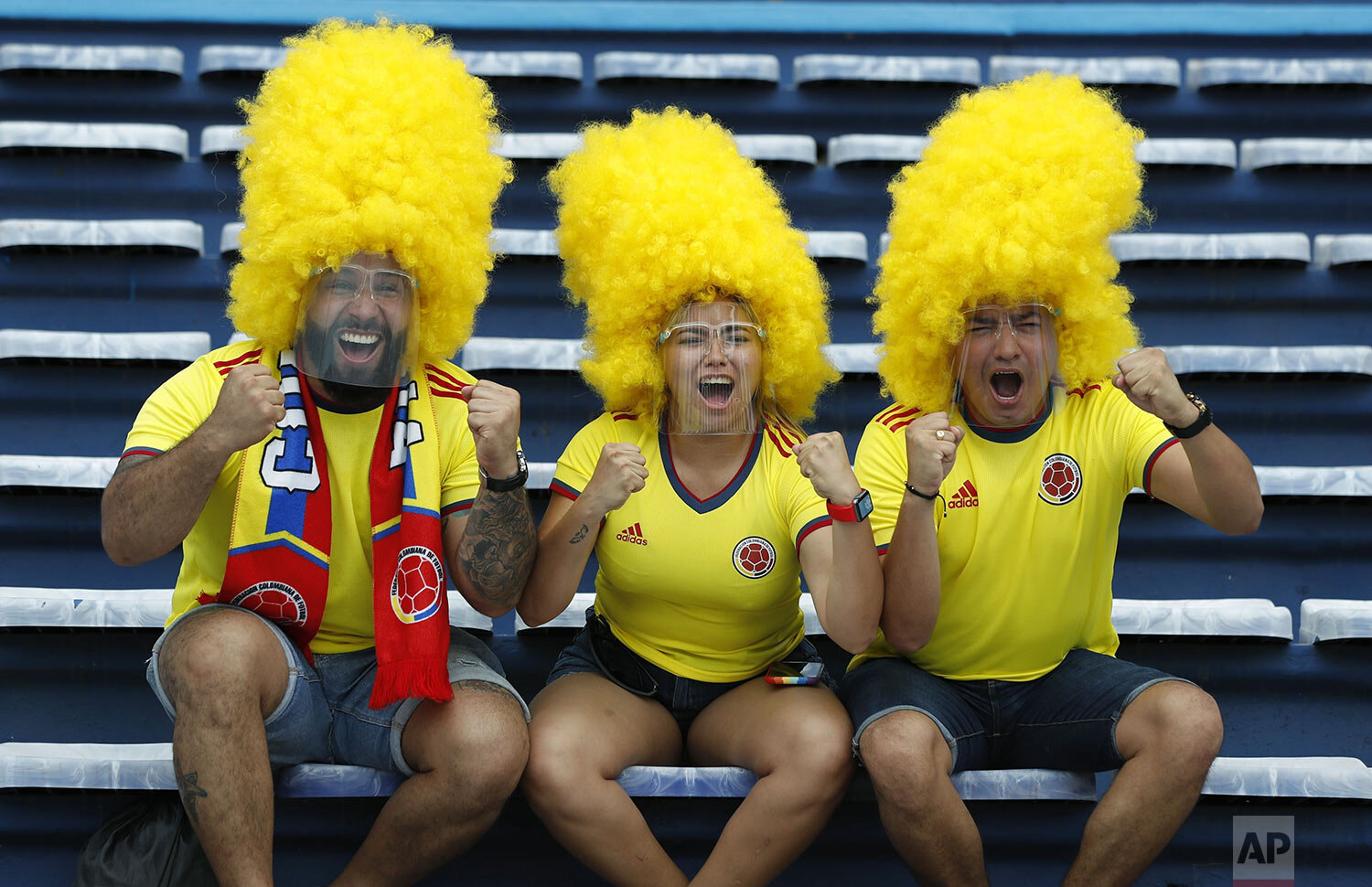  Colombia soccer fans cheer prior a FIFA World Cup Qatar 2022 qualifying soccer match against Argentina in Barranquilla, Colombia, June 8, 2021. (AP Photo/Fernando Vergara) 