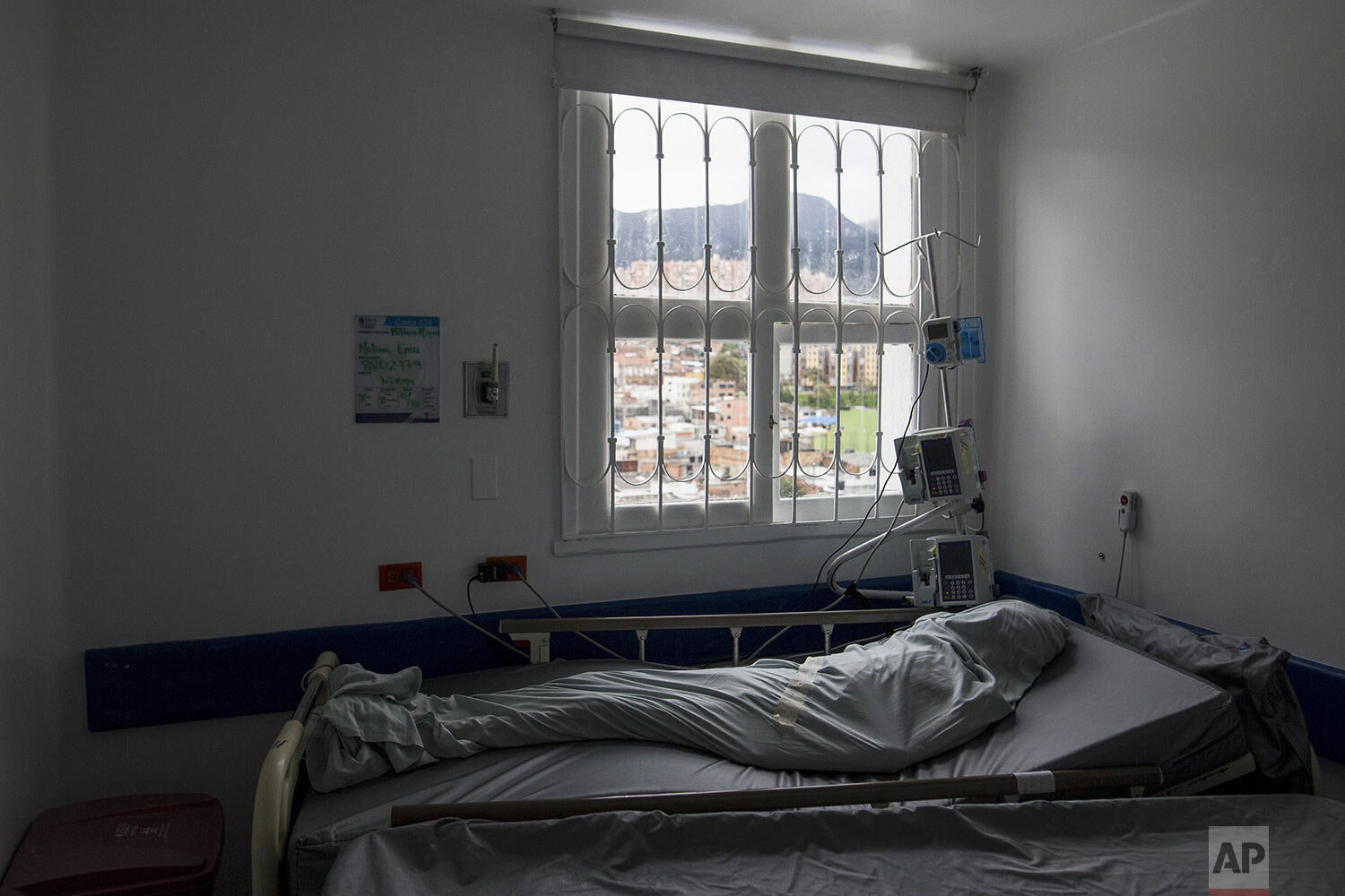  The body of a patient who died of COVID-19 lies wrapped in a body bag at the Samaritana Hospital in Bogota, Colombia, June 3, 2021. (AP Photo/Ivan Valencia) 