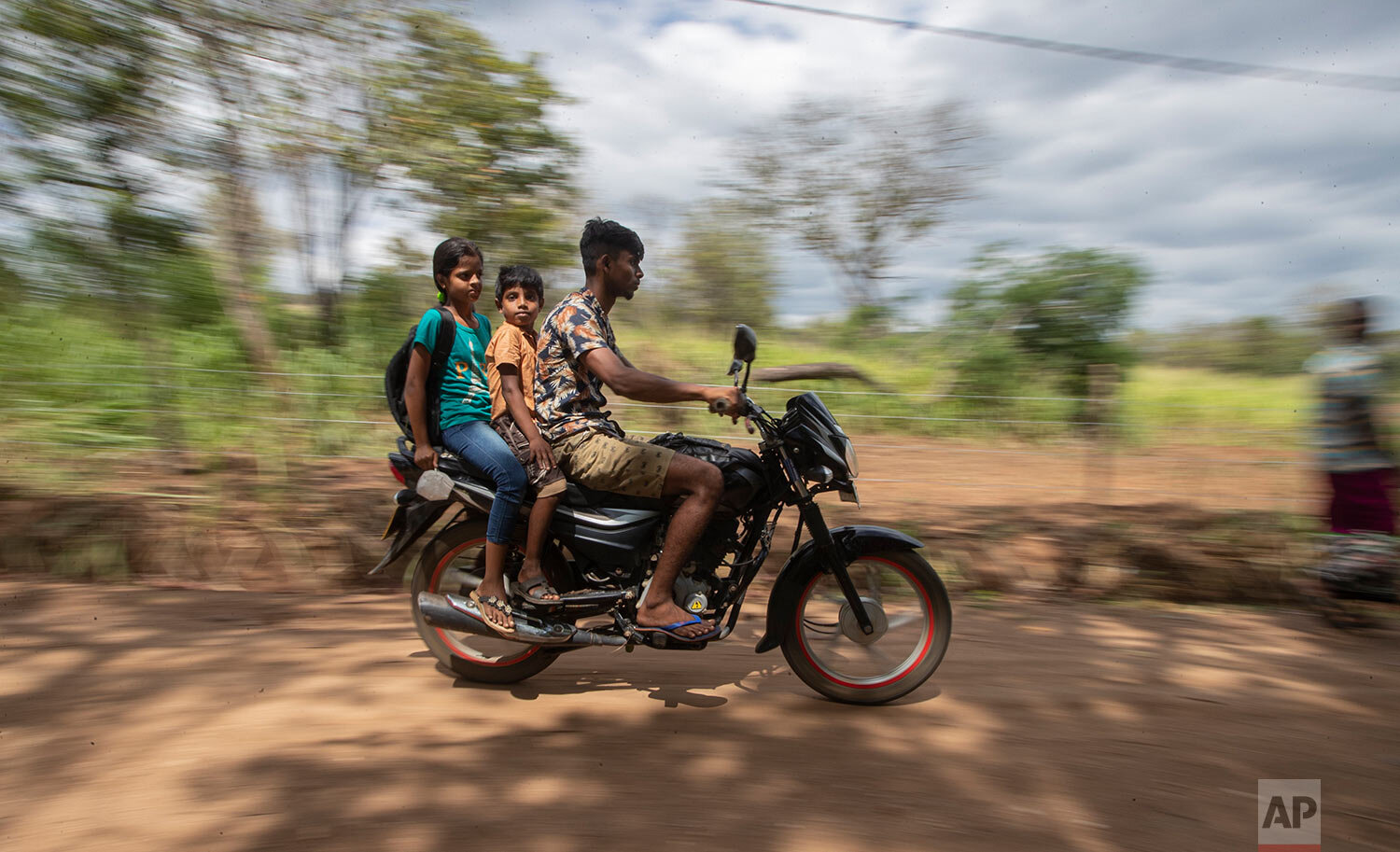 Шри ланка школы. Мотобайк Шри-Ланка. Мото в Шри Ланке. Шри Ланка школа. Семья на мотоцикле Шри Ланка.