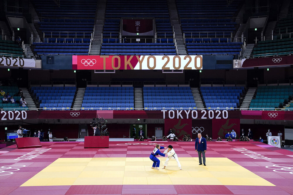  Lin Chen-hao, center right, of Taiwan, and Shira Rishony, of Israel, compete in a women's 48-kg match with no spectators attending at the 2020 Summer Olympics, Saturday, July 24, 2021, in Tokyo. (AP Photo/Jae C. Hong) 
