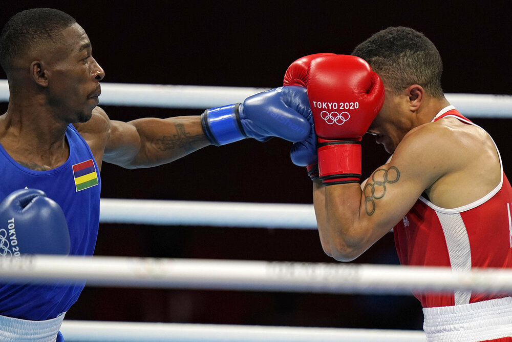  Morocco's Abdelhaq Nadir, right, blocks a punch by Mauritius' Louis Richamo Colin during their men's lightweight 63-kg boxing match at the 2020 Summer Olympics, Saturday, July 24, 2021, in Tokyo, Japan. (AP Photo/Frank Franklin II) 
