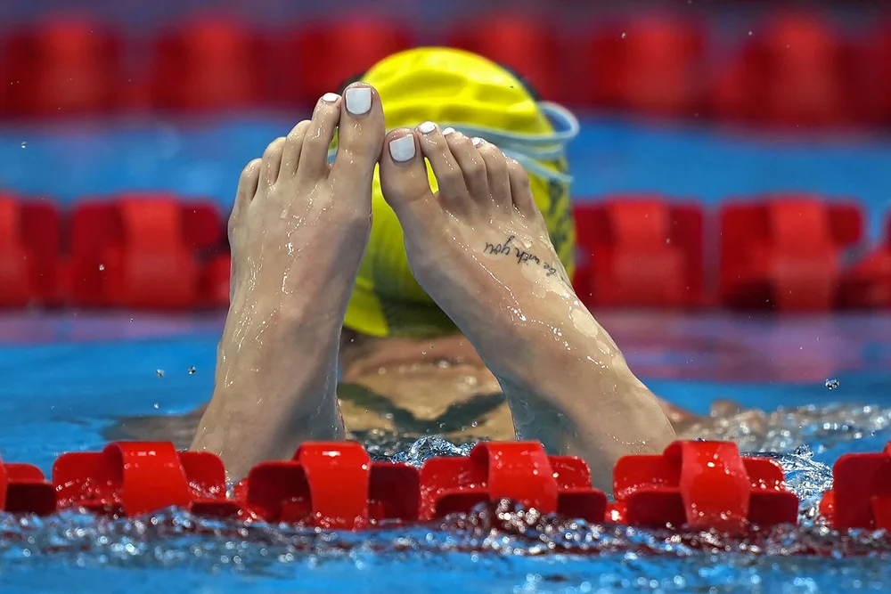  Kaylee Mckeown of Australia leaves the pool after her heat in the women's 100-meter backstroke at the 2020 Summer Olympics, Sunday, July 25, 2021, in Tokyo, Japan. (AP Photo/Martin Meissner) 