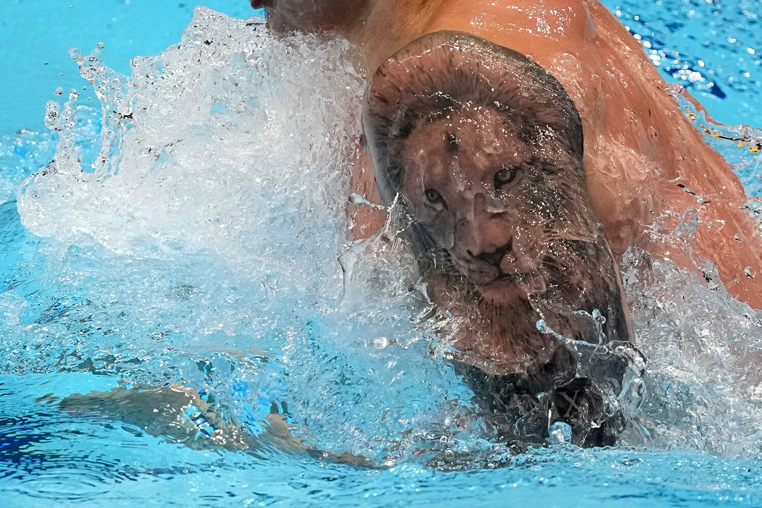  Adam Peaty, of Britain, swims the men's 100-meter breaststroke at the 2020 Summer Olympics, Saturday, July 24, 2021, in Tokyo, Japan. (AP Photo/Petr David Josek) 