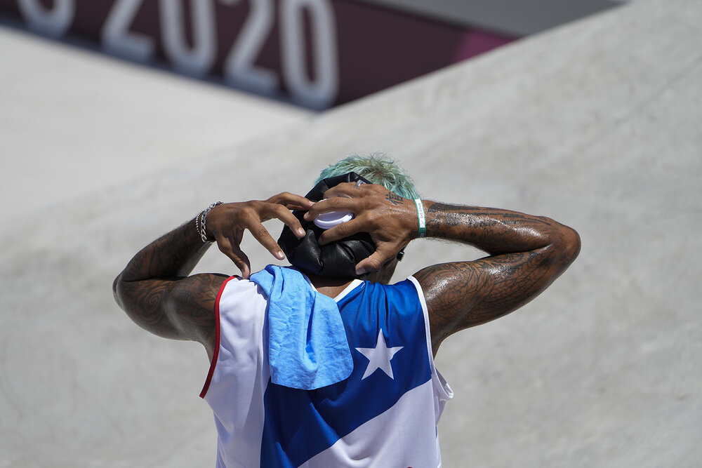  Manny Santiago of Puerto Rico cools off after competing in the men's street skateboarding at the 2020 Summer Olympics, Sunday, July 25, 2021, in Tokyo, Japan. (AP Photo/Jae C. Hong) 