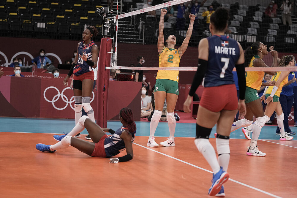  Brazil's Caroline de Oliveira Saad Gattaz celebrates a point during a women's volleyball preliminary round pool A match against the Dominican Republic, at the 2020 Summer Olympics, Tuesday, July 27, 2021, in Tokyo, Japan. (AP Photo/Manu Fernandez) 