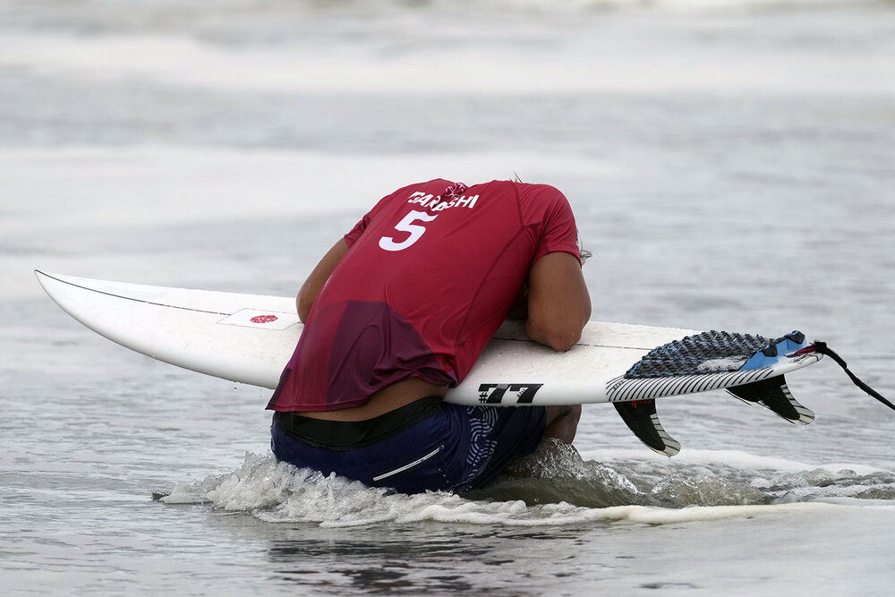  Japan's Kanoa Igarashi reacts after losing in the gold medal heat during the men's surfing competition at the 2020 Summer Olympics, Tuesday, July 27, 2021, at Tsurigasaki beach in Ichinomiya, Japan. (AP Photo/Francisco Seco) 