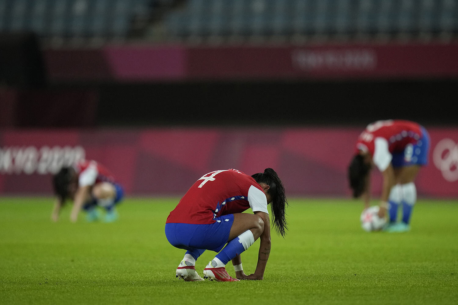  Chile's players react after losing to Japan at the end of a women's soccer match at the 2020 Summer Olympics, Tuesday, July 27, 2021, in Rifu, Japan. Japan won 1-0. (AP Photo/Andre Penner) 