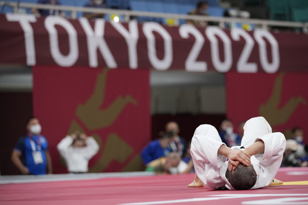  Kang Yujeong of South Korea reacts after her match against Marusa Stangar of Slovenia during the women's -48kg round of 32 judo competition at the 2020 Summer Olympics, Saturday, July 24, 2021, in Tokyo, Japan. (AP Photo/Vincent Thian) 