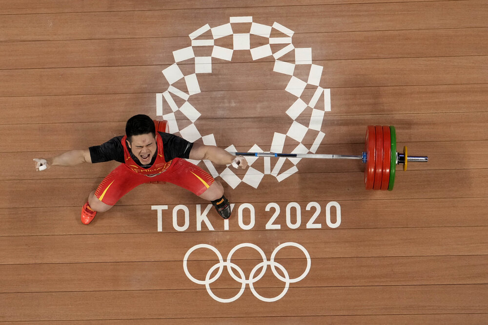  Shi Zhiyong of China celebrates after winning the gold medal in the men's 73kg weightlifting event, at the 2020 Summer Olympics, Wednesday, July 28, 2021, in Tokyo, Japan. (AP Photo/Luca Bruno) 