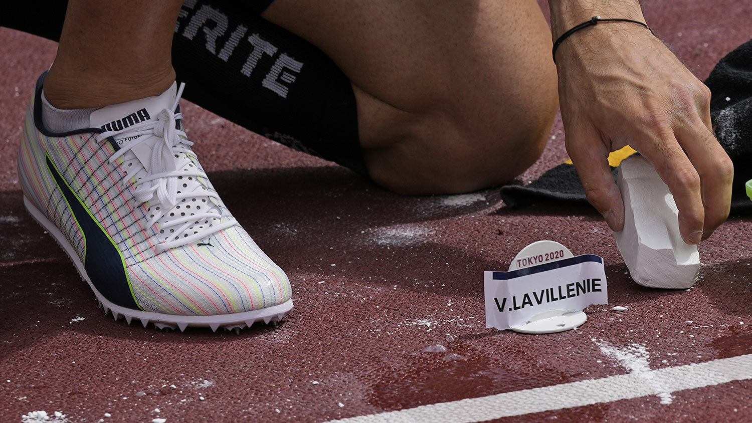  Valentin Lavillenie, of France, marks the track ahead of the qualification round of the men's pole vault at the 2020 Summer Olympics, Saturday, July 31, 2021, in Tokyo. (AP Photo/David J. Phillip) 