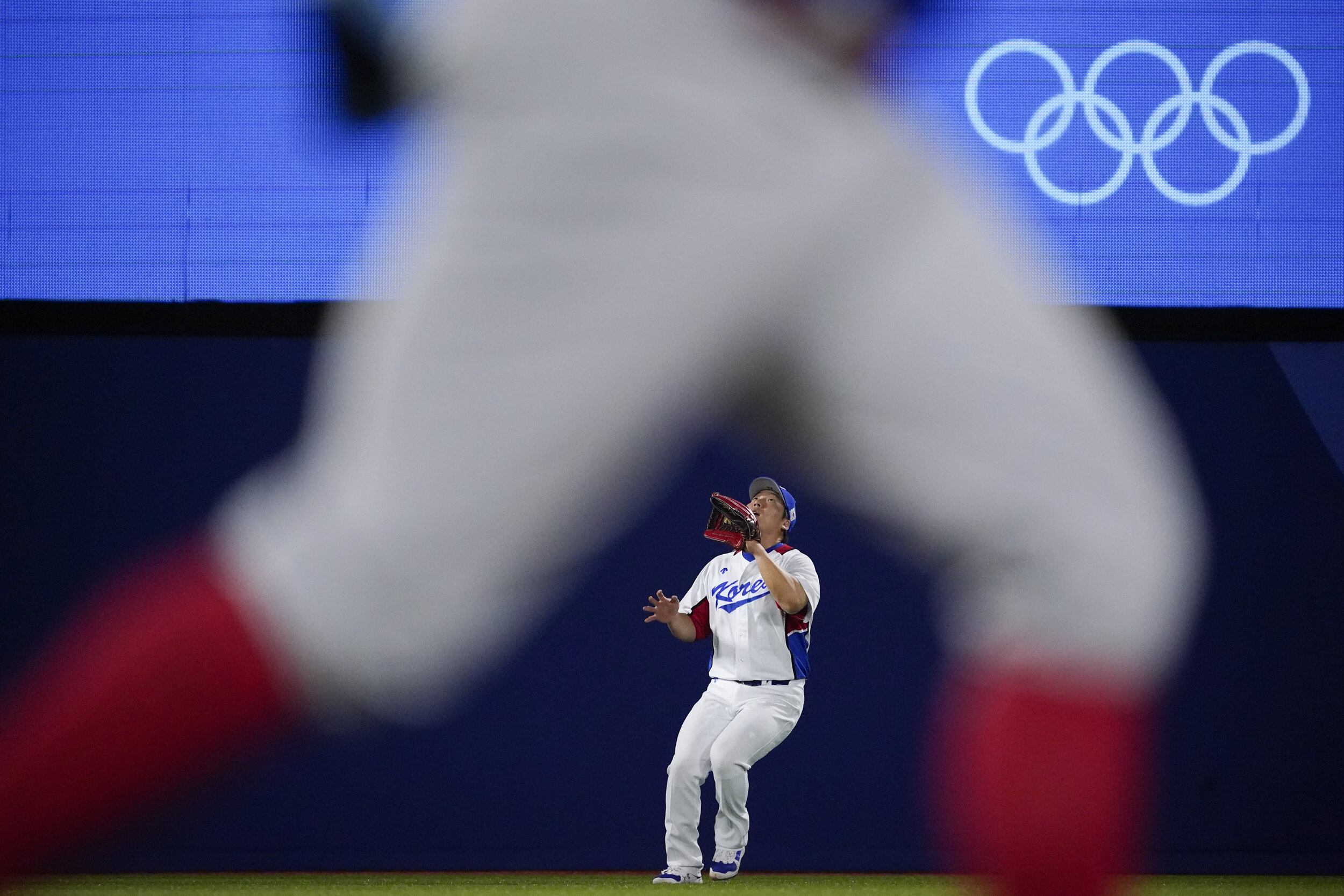  South Korea's Hyunsoo Kim looks catch a fly out hit by Dominican Republic's Melky Cabrera a baseball game at the 2020 Summer Olympics, Sunday, Aug. 1, 2021, in Yokohama, Japan. (AP Photo/Sue Ogrocki) 