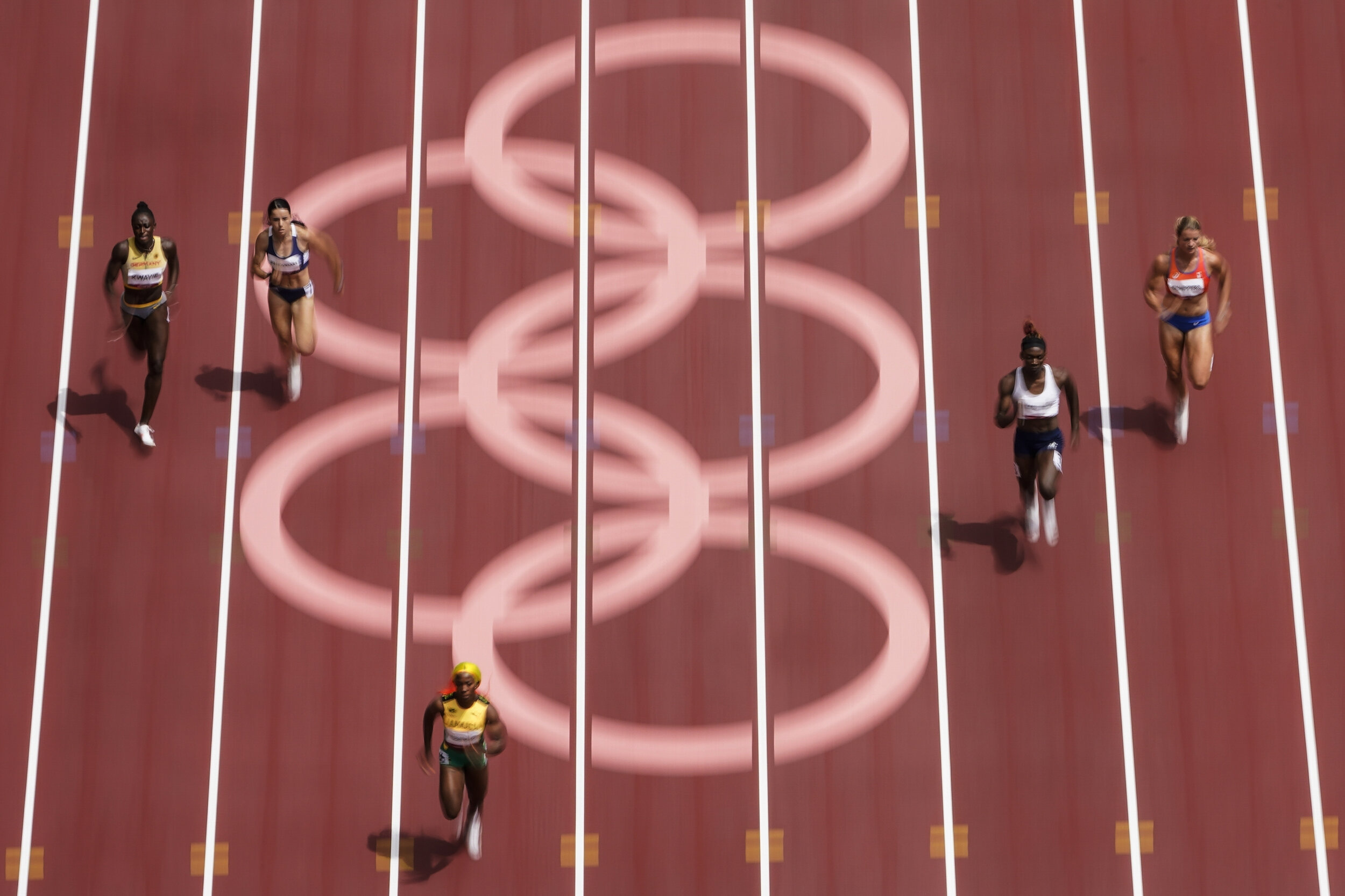  Shelly-Ann Fraser-Pryce, of Jamaica, wins her heat during the semifinals in the women's 200-meter at the 2020 Summer Olympics, Monday, Aug. 2, 2021, in Tokyo. (AP Photo/Morry Gash) 