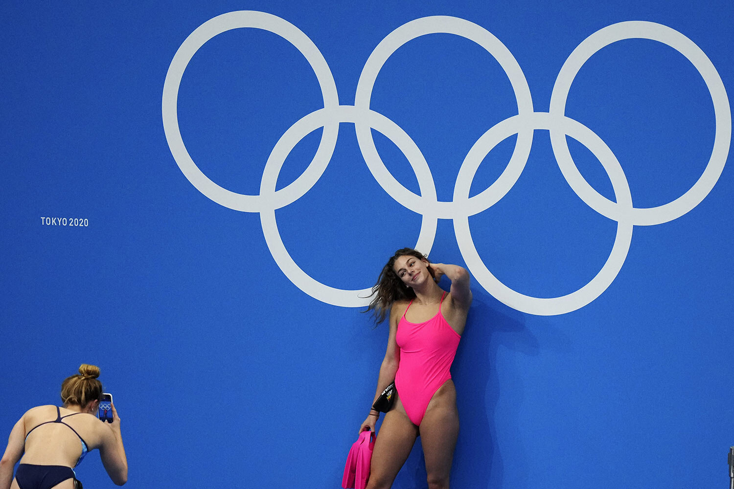  Hannah Kuechler of Germany poses for photos at the Olympic rings prior to a swimming practice session at the Tokyo Aquatics Center at the 2020 Summer Olympics, Thursday, July 22, 2021, in Tokyo, Japan. (AP Photo/Matthias Schrader) 