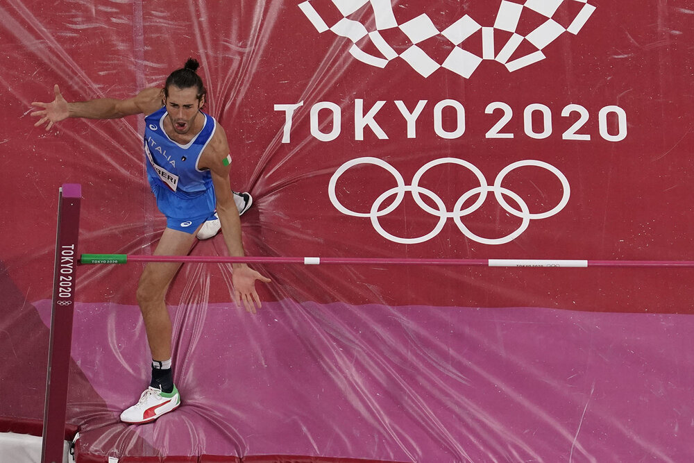  Gianmarco Tamberi, of Italy, competes during the finals of the men's high jump at the 2020 Summer Olympics, Sunday, Aug. 1, 2021, in Tokyo. (AP Photo/Morry Gash) 