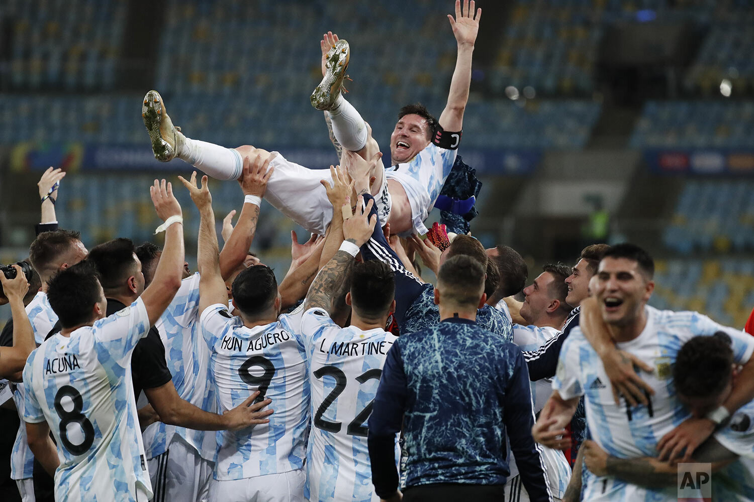  Teammates lift Argentina's Lionel Messi after their 1-0 victory over Brazil during the Copa America final soccer match at Maracana stadium in Rio de Janeiro, Brazil, Saturday, July 10, 2021. (AP Photo/Bruna Prado) 