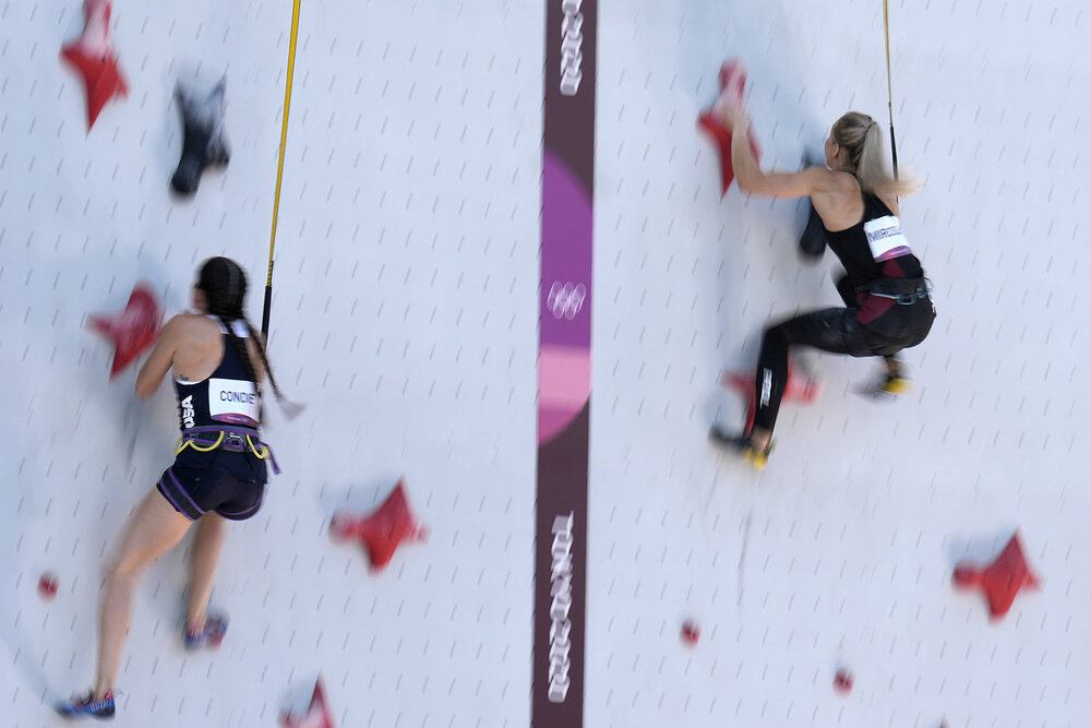  Kyra Condie, left, of the United States, races against Aleksandra Miroslaw, of Poland, during the speed qualification portion of the women's sport climbing competition at the 2020 Summer Olympics, Wednesday, Aug. 4, 2021, in Tokyo, Japan. (AP Photo/