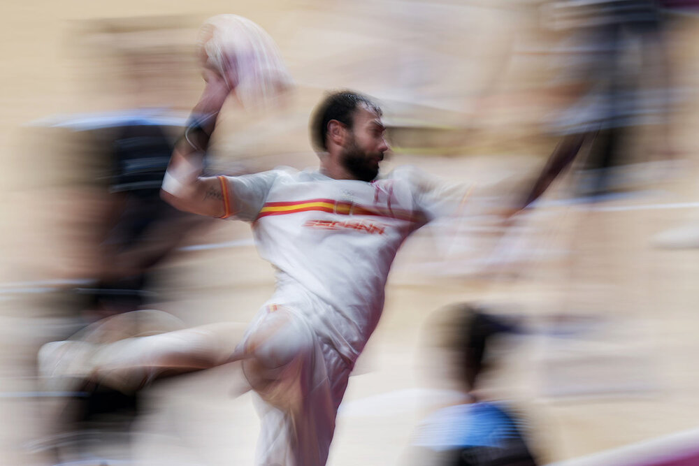  Spain's Daniel Sarmiento Melian scores during the men's Preliminary Round Group A handball match between Spain and Argentina at the 2020 Summer Olympics, Sunday, Aug. 1, 2021, in Tokyo, Japan. (AP Photo/Pavel Golovkin) 