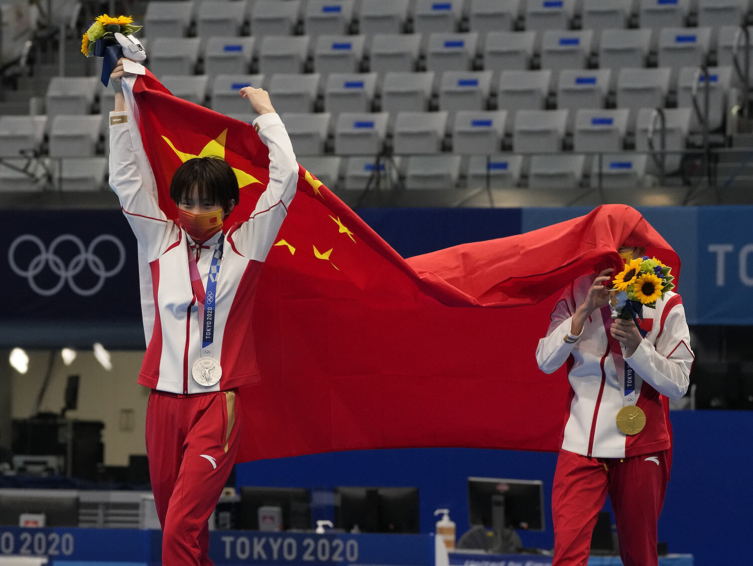  Chen Yuxi of China, left, silver medal and Quan Hongchan of China, gold medal react after winning gold medal in women's diving 10m platform final at the Tokyo Aquatics Centre at the 2020 Summer Olympics, Thursday, Aug. 5, 2021, in Tokyo, Japan. (AP 