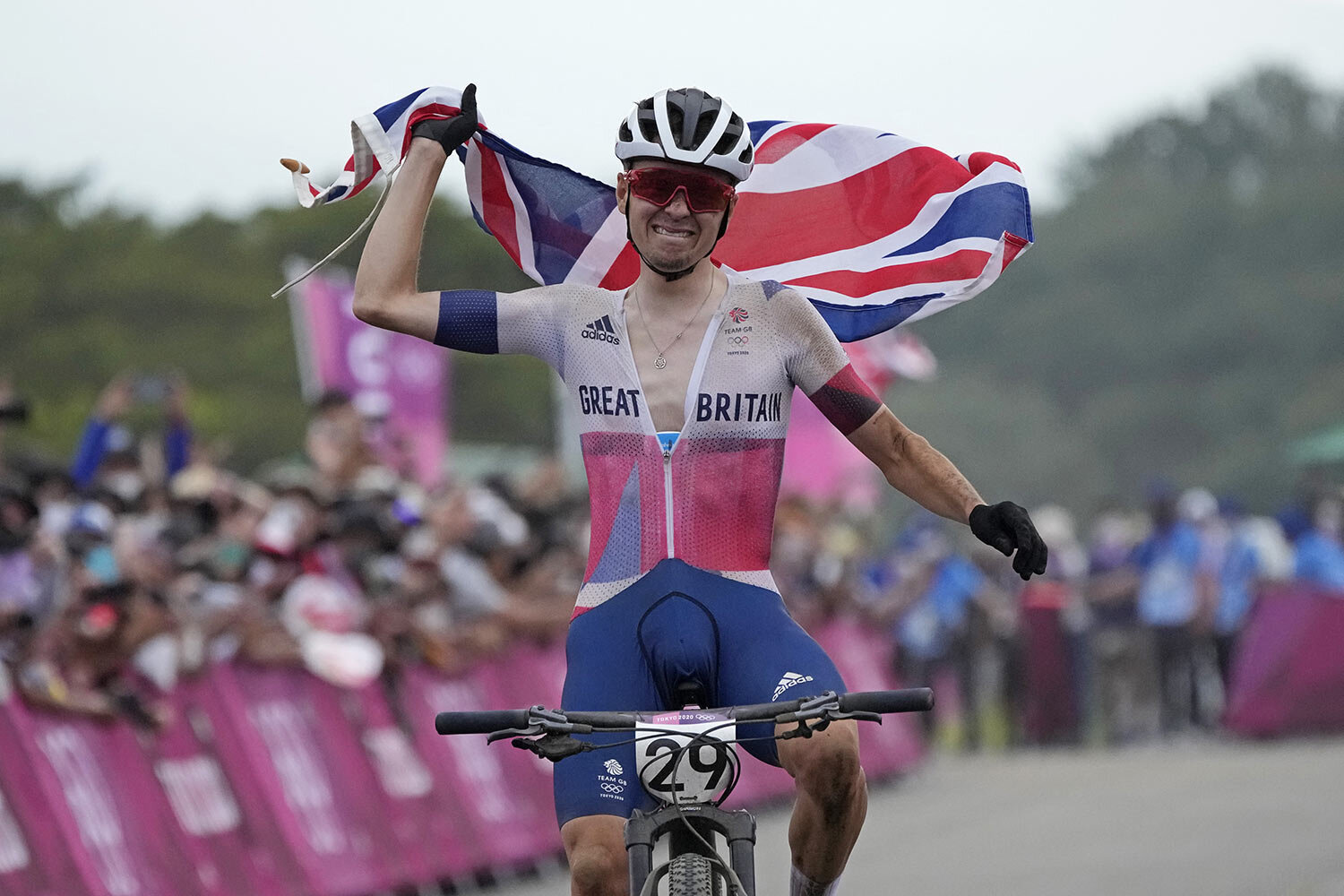  Thomas Pidcock of Great Britain celebrates as he wins the gold medal during the men's cross country mountain bike competition at the 2020 Summer Olympics, Monday, July 26, 2021, in Izu, Japan. (AP Photo/Christophe Ena) 