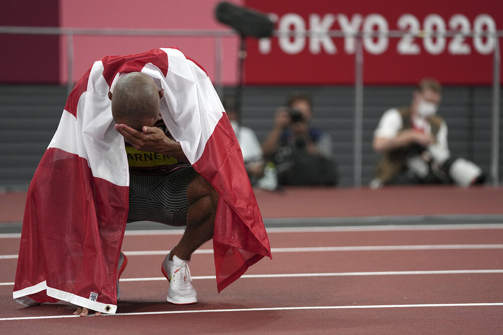  Damian Warner, of Canada reacts after he won the gold medal for the decathlon at the 2020 Summer Olympics, Thursday, Aug. 5, 2021, in Tokyo. (AP Photo/Matthias Schrader) 