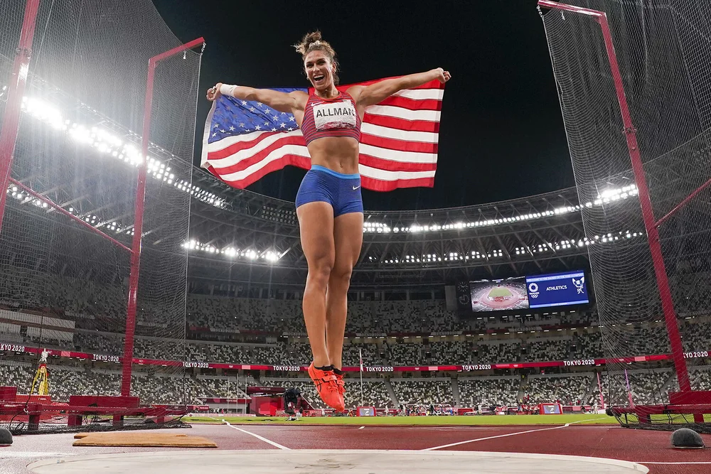  Valarie Allman, of the United States, celebrates after winning the gold medal in the women's discus throw final at the 2020 Summer Olympics, Monday, Aug. 2, 2021, in Tokyo. (AP Photo/David J. Phillip) 