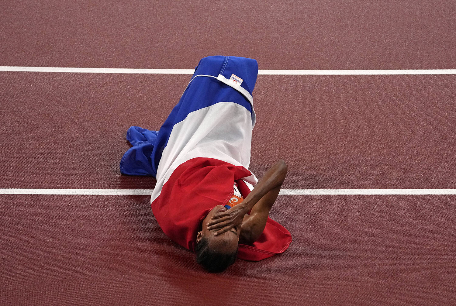  Sifan Hassan, of Netherlands celebrates after winning the gold medal in the final of the women's 5,000-meters at the 2020 Summer Olympics, Monday, Aug. 2, 2021, in Tokyo, Japan. (AP Photo/Charlie Riedel) 