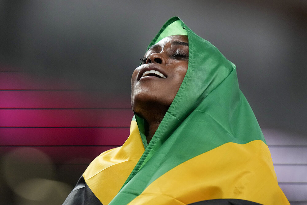  Elaine Thompson-Herah, of Jamaica, celebrates after winning the women's 100-meter final at the 2020 Summer Olympics, Saturday, July 31, 2021, in Tokyo. (AP Photo/Petr David Josek) 