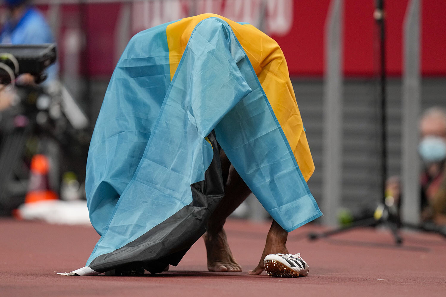  Steven Gardiner, of the Bahamas, reacts after winning the men's 400-meter final at the 2020 Summer Olympics, Thursday, Aug. 5, 2021, in Tokyo. (AP Photo/Petr David Josek) 