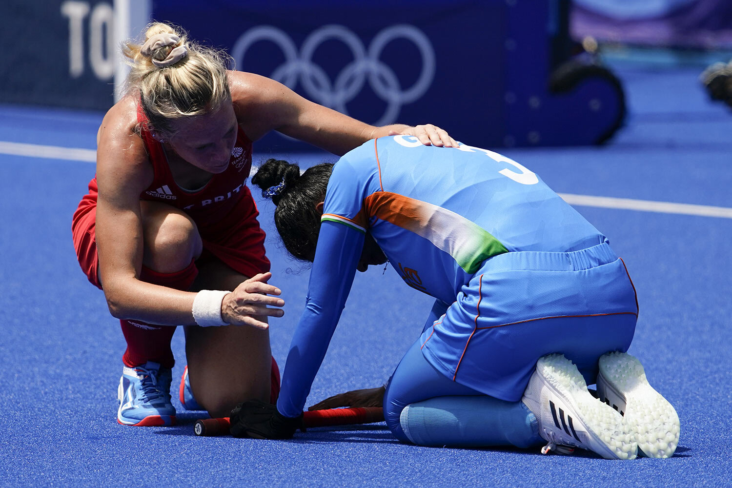  Britain's Leah Julia Wilkinson, left, comforts India's Deep Grace Ekka after Britain won their women's field hockey bronze medal match at the 2020 Summer Olympics, Friday, Aug. 6, 2021, in Tokyo, Japan. Britain won 4-3. (AP Photo/John Locher) 