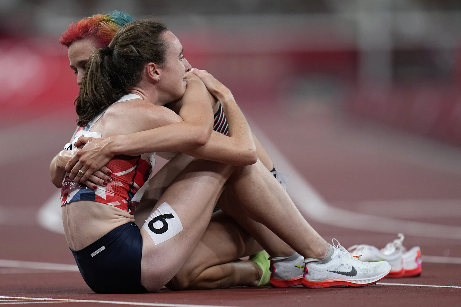  Laura Muir, of Britain, is embraced by a competitor after her second place finish in the final of the women's 1,500-meters at the 2020 Summer Olympics, Friday, Aug. 6, 2021, in Tokyo. (AP Photo/Petr David Josek) 