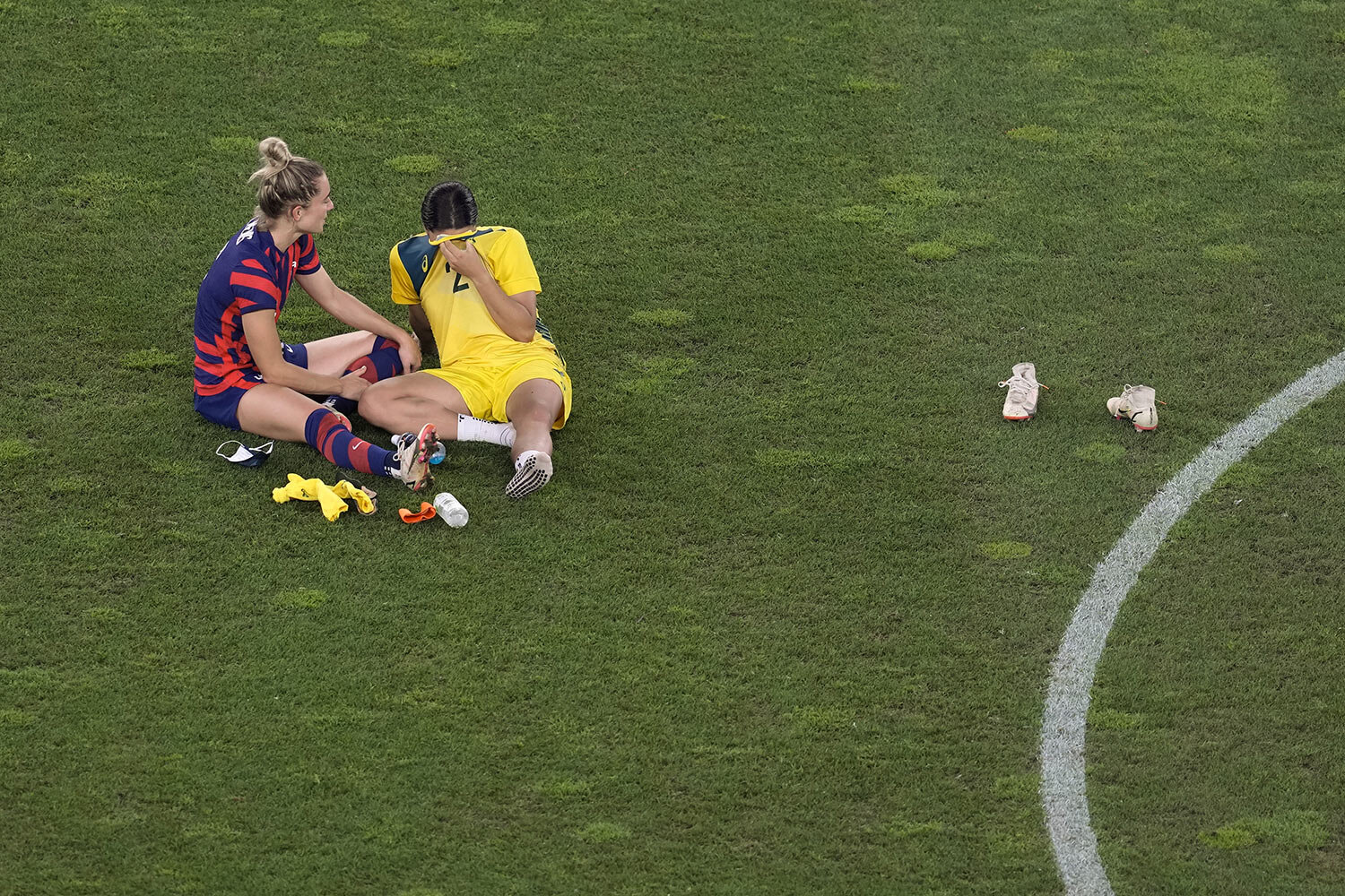  United States' Kristie Mewis, left, confronts Australia's Sam Kerr at the end of the women's bronze medal soccer match at the 2020 Summer Olympics, Thursday, Aug. 5, 2021, in Kashima, Japan. United States won 4-3. (AP Photo/Kiichiro Sato) 