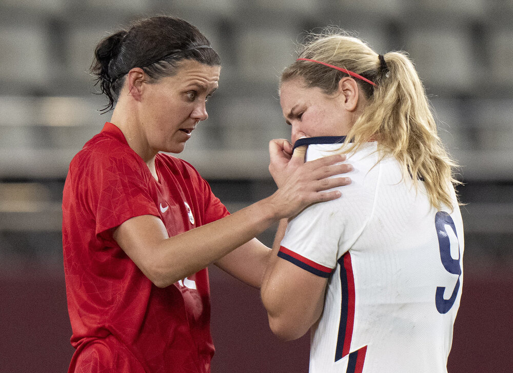  Team Canada forward Christine Sinclair, left, consoles Team United States midfielder Lindsey Horan (9) after their semifinal soccer match at the Tokyo Olympics in Kashima, Japan, Monday, Aug. 2, 2020. Canada won 1-0. (Frank Gunn/The Canadian Press v
